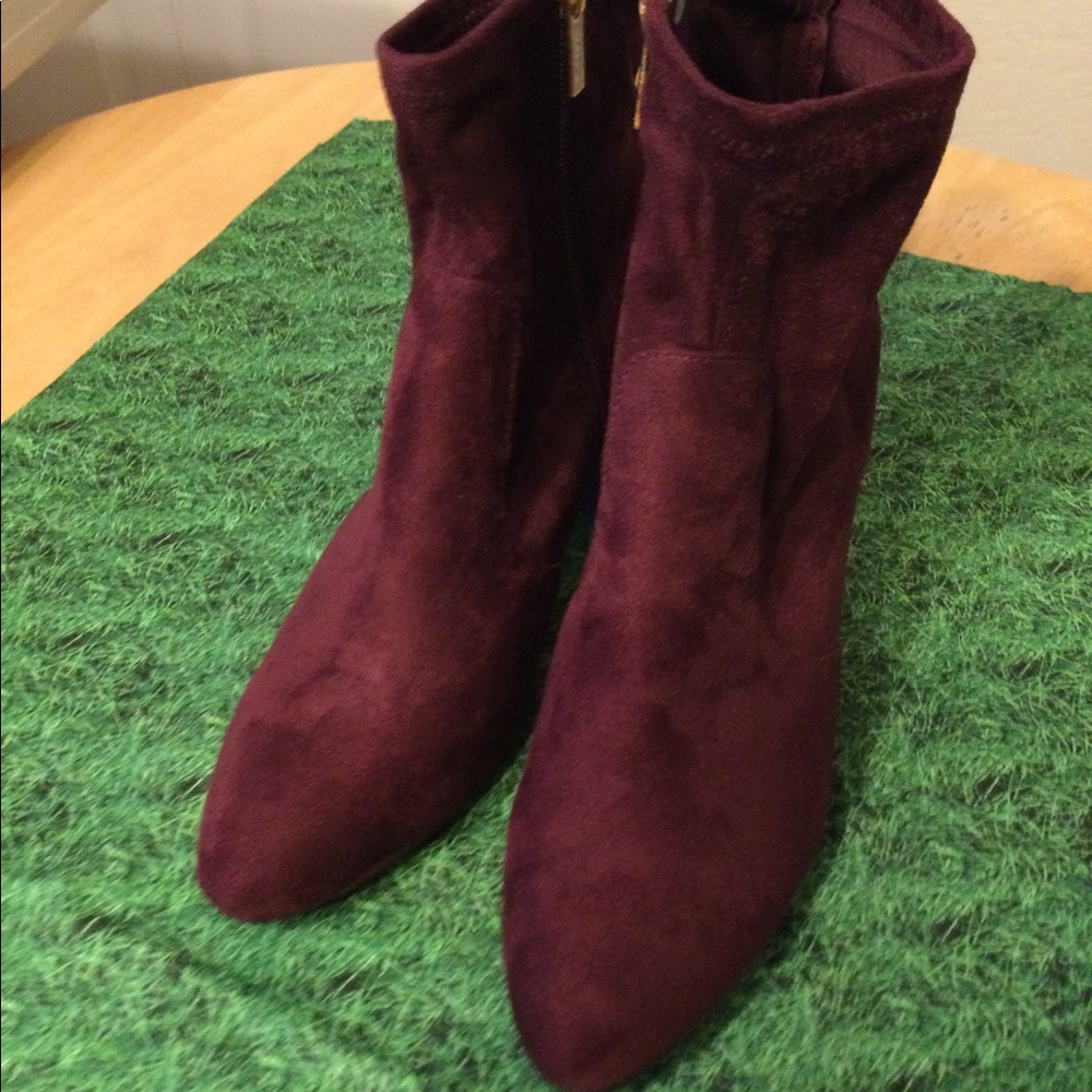 Free ship New Suede boots w/ heel burgundy size 9